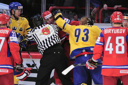 Yevgeni Malkin, Ryssland och Johan Franzén, Sverige, slåss
