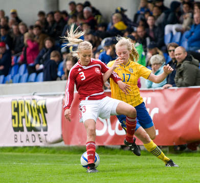 Stina Blackstenius, Sverige och Stine Larsen, Danmark