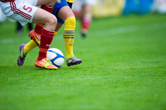 Fot, fötter, fotbollsskor, fotboll, gräs