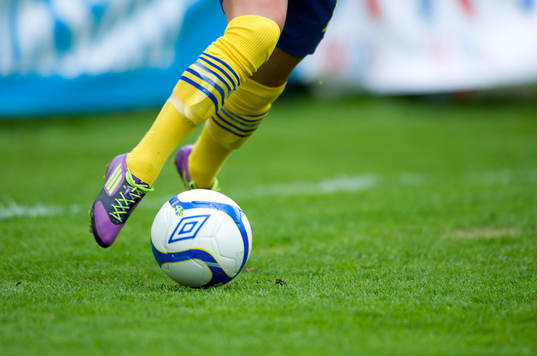 Fot, fötter, fotbollsskor, fotboll, gräs