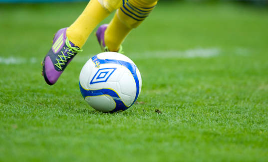 Fot, fötter, fotbollsskor, fotboll, gräs
