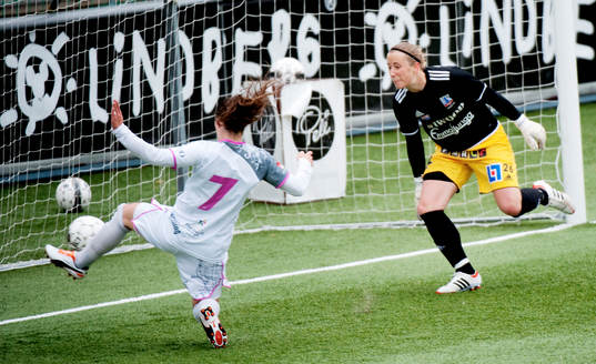 Ramona Bachmann, LDB missar öppet mål. Loes Geurts,