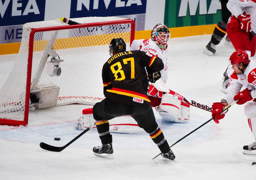 Philip Gogulla, Tyskland, gör 2-1 bakom Frederik Andersen,