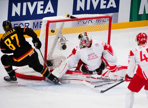 Philip Gogulla, Tyskland, gör 2-1 bakom Frederik Andersen,