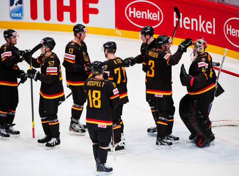 De tyska spelarna gratulerar Dennis Endras, målvakt,