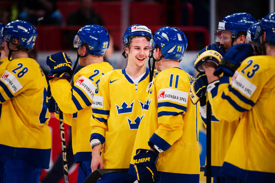 Erik Karlsson skämtar med Daniel Alfredsson, Sverige