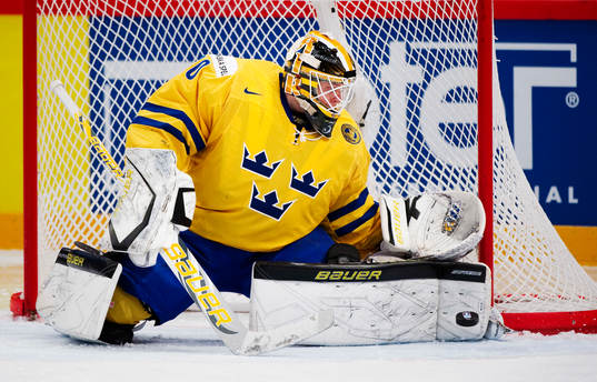 Viktor Fasth, målvakt, Sverige, gör en räddning