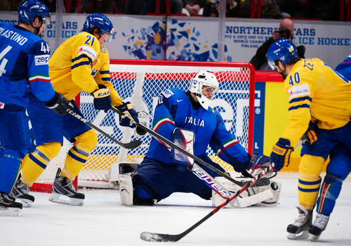 Loui Eriksson, Sverige, oroar framför Daniel Bellissimo,