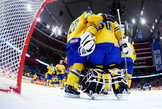 Viktor Fasth, målvakt, Sverige, kramas om