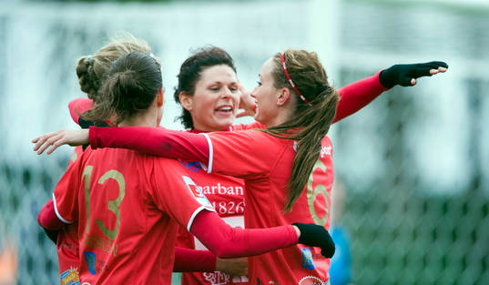 2-0, Susanne Moberg, Kristianstad, grattas av bl.a.