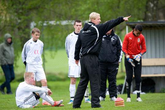 Ledare instruerar sina spelare i paus