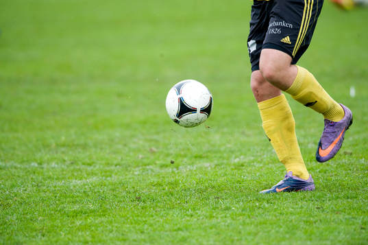 Fot, boll, fotbollsskor, gräs, gräsmatta, genre