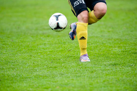 Fot, boll, fotbollsskor, gräs, gräsmatta, jonglering,