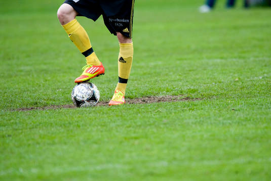Fot, boll, fotbollsskor, gräs, gräsmatta, klar för