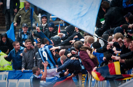 Ricardo Santos, Djurgården firar sitt 1-0 mål med publiken
