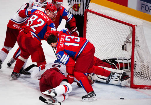 Pavel Datsyuk, Ryssland, ger sig på Milan Michalek,