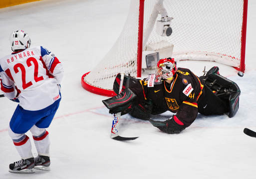 Martin Röymark, Norge, skjuter in 0-3 bakom Dennis Endras,