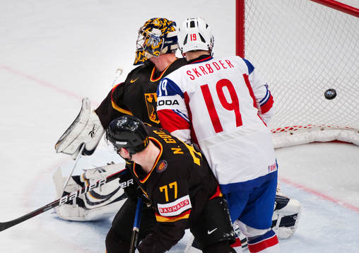 Per Åge Skröder, Norge, ser 0-6-pucken gå in bakom