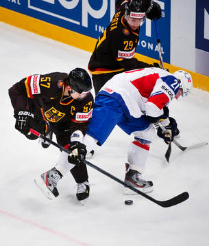Marcel Goc och Alexander Barta, Tyskland, kämpar mot