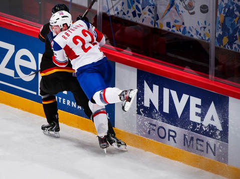Martin Röymark, Norge, tacklar en motspelare