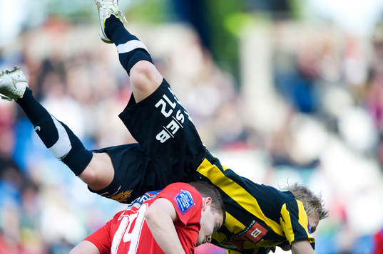 Oscar Lewicki, Häcken flyger över Alfred Finnbogasson,