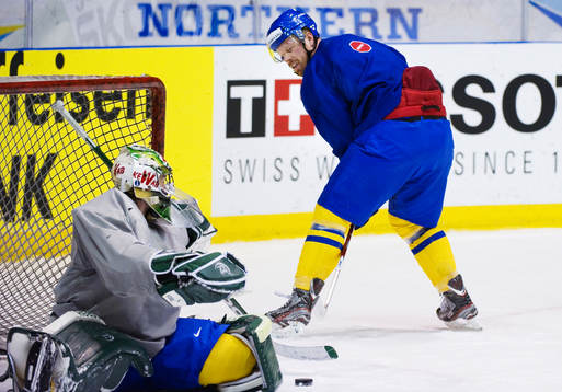 Johan Franzén gör mål på Christopher Nihlstorp, målvakt