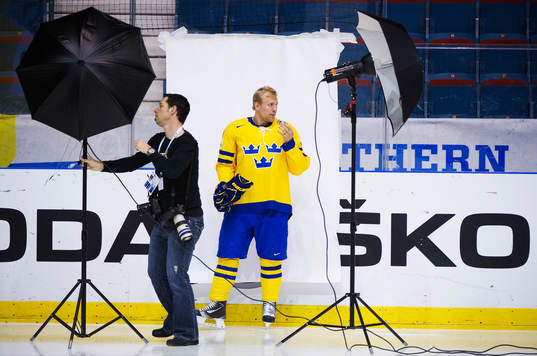 Patric Hörnqvist blir fotograferad innan träningens start