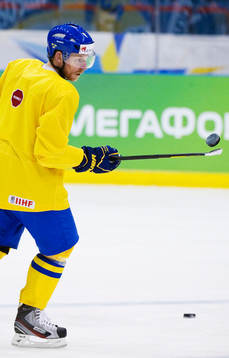 Daniel Alfredsson trixar med pucken