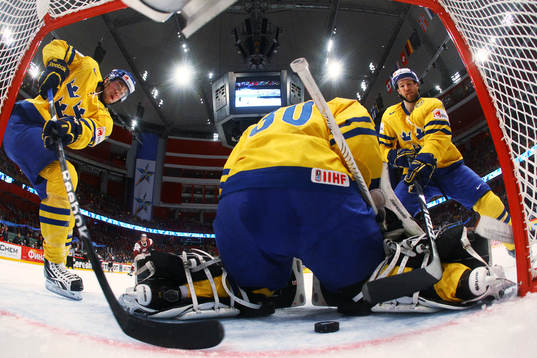 Victor Hedman och Niklas Kronwall rensar bort en puck bakom