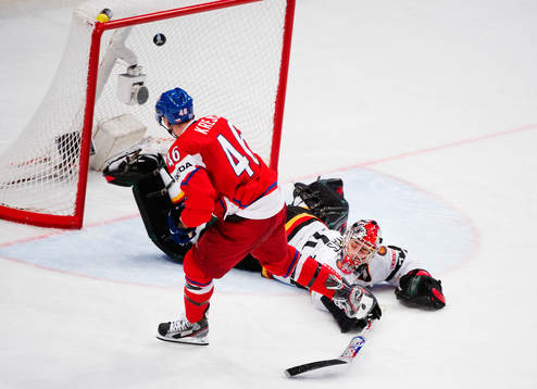 David Krejci, Tyskland, gör 5-1 bakom Dennis Endras,