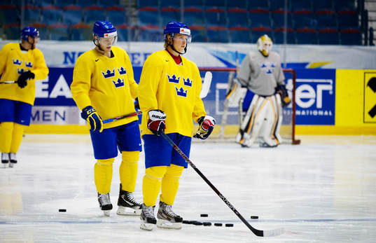 Nicklas Bäckström värmer