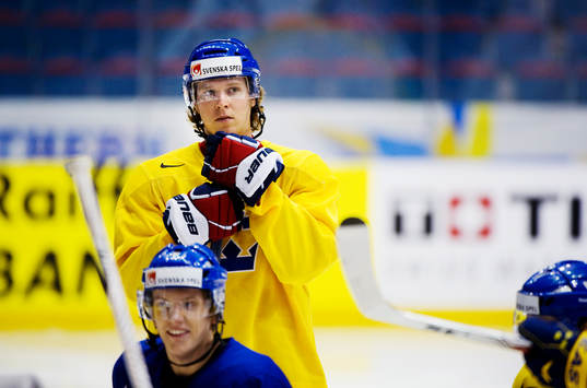 Nicklas Bäckström värmer