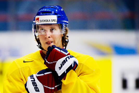 Nicklas Bäckström värmer