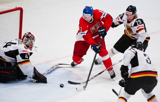 Ales Hemsky, Tjeckien, oroar framför Dennis Endras,