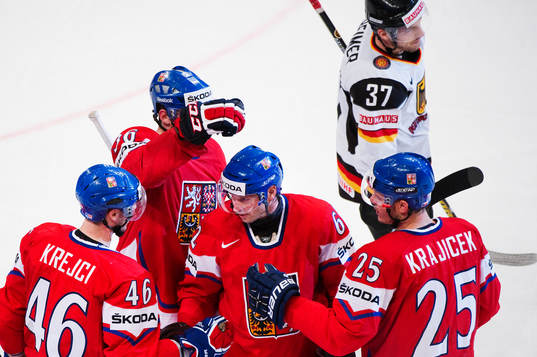 David Krejci, Tjeckien, gratuleras till sitt 5-1-mål. Jubel