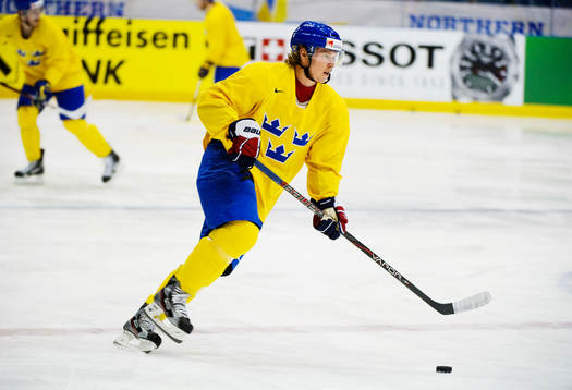 Nicklas Bäckström värmer