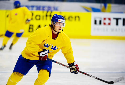 Nicklas Bäckström värmer