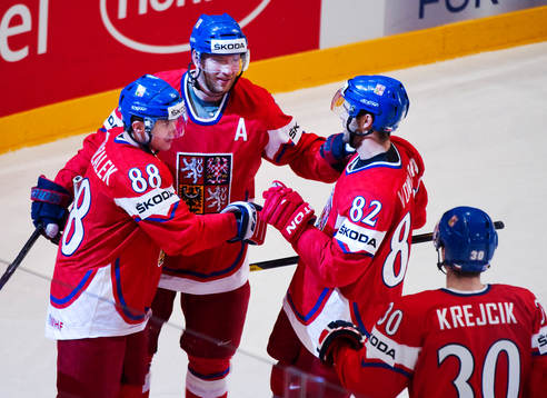 Jiri Novotny, Tjeckien, gratuleras till sitt 6-1-mål. Jubel