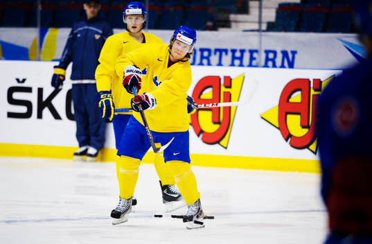 Nicklas Bäckström värmer