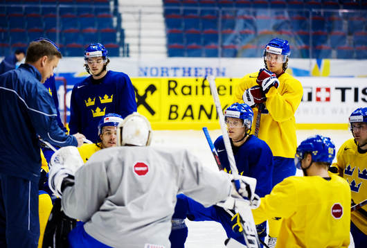 Nicklas Bäckström värmer