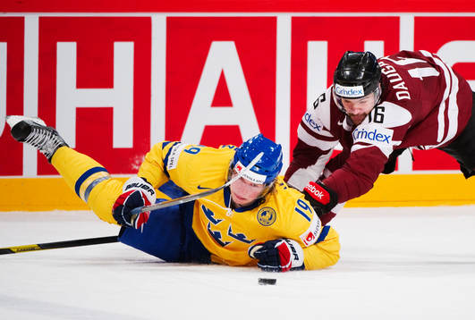 Kaspars Daugavins, Lettland, får Nicklas Bäckström,