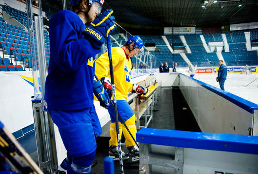 Victor Hedman och Nicklas Bäckström på väg in till