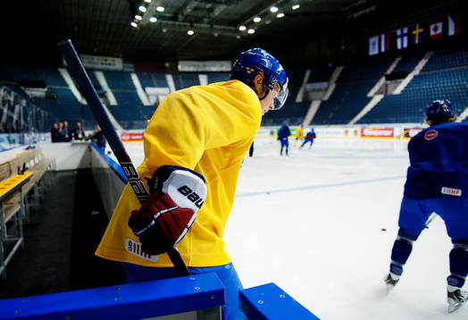 Nicklas Bäckström på väg in till värmningen