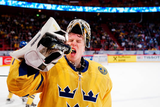 Viktor Fasth, målvakt, Sverige, sprutar vatten i ansiktet