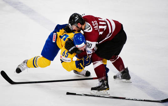 Koba Jass, Lettland, ger sig på Erik Karlsson, Sverige