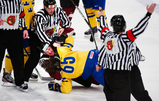 Koba Jass, Lettland, ger sig på Erik Karlsson, Sverige
