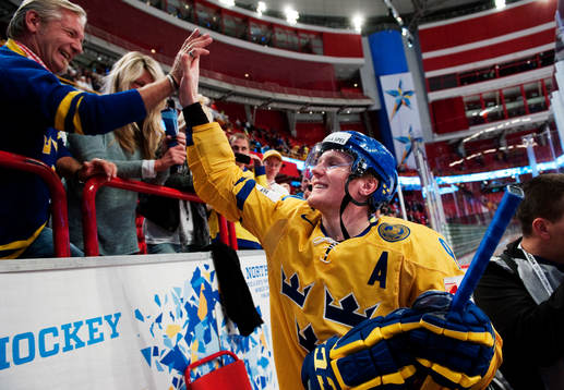 Gabriel Landeskog, Sverige, gör en high five med en person