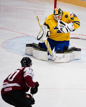 Viktor Fasth, målvakt, Sverige, räddar ett skott från