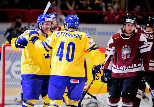 Målskytten Daniel Alfredsson och Henrik Zetterberg,