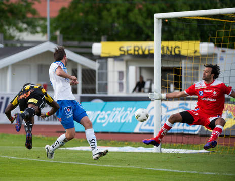 Abdul Majeed Waris, Häcken, gör 2-0 bakom Abbas Hassan,
